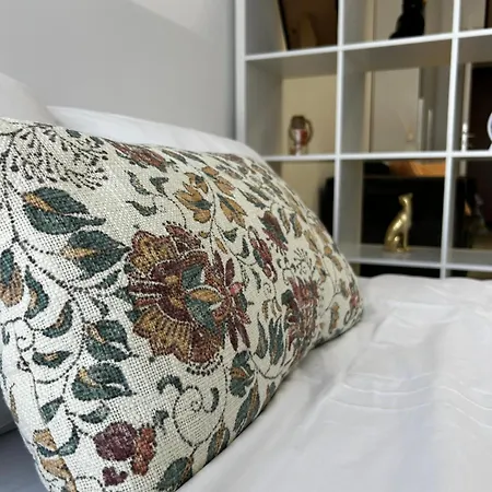 Rea Silena - Modern And Stylish Sofia